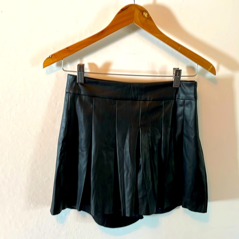 STELLA LUCE PLEATED FAUX BLACK LEATHER SKORT SIZE S